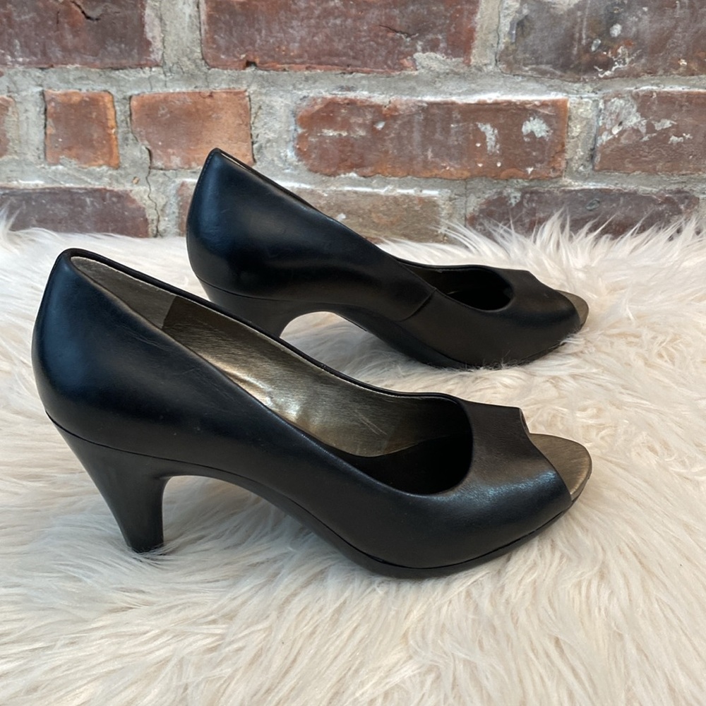 Kenneth Cole Clay Back Leather Peep Toe Heels, Size 8.5M
